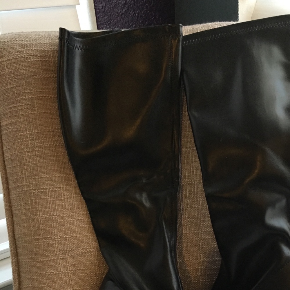 Mid-calf boot with zipper.
